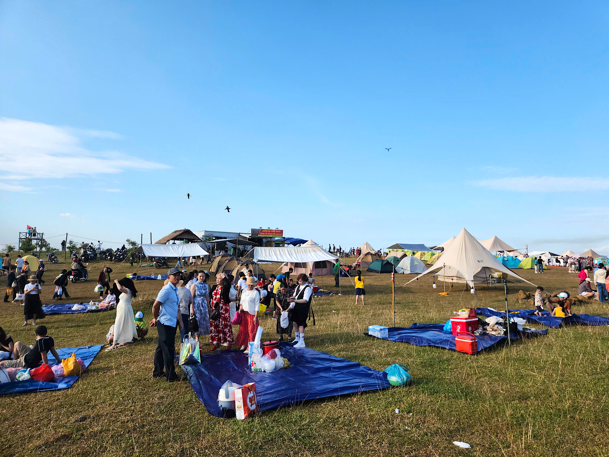 Trăm xe, ngh&igrave;n người đổ về thảo nguy&ecirc;n nổi tiếng Quảng Ng&atilde;i chiều cuối tuần- Ảnh 11.