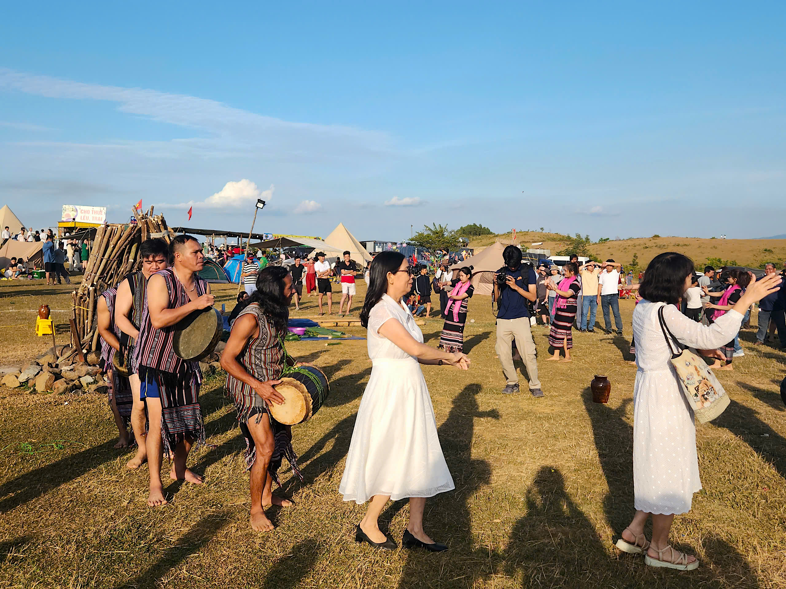 Trăm xe, ngh&igrave;n người đổ về thảo nguy&ecirc;n nổi tiếng Quảng Ng&atilde;i chiều cuối tuần- Ảnh 8.