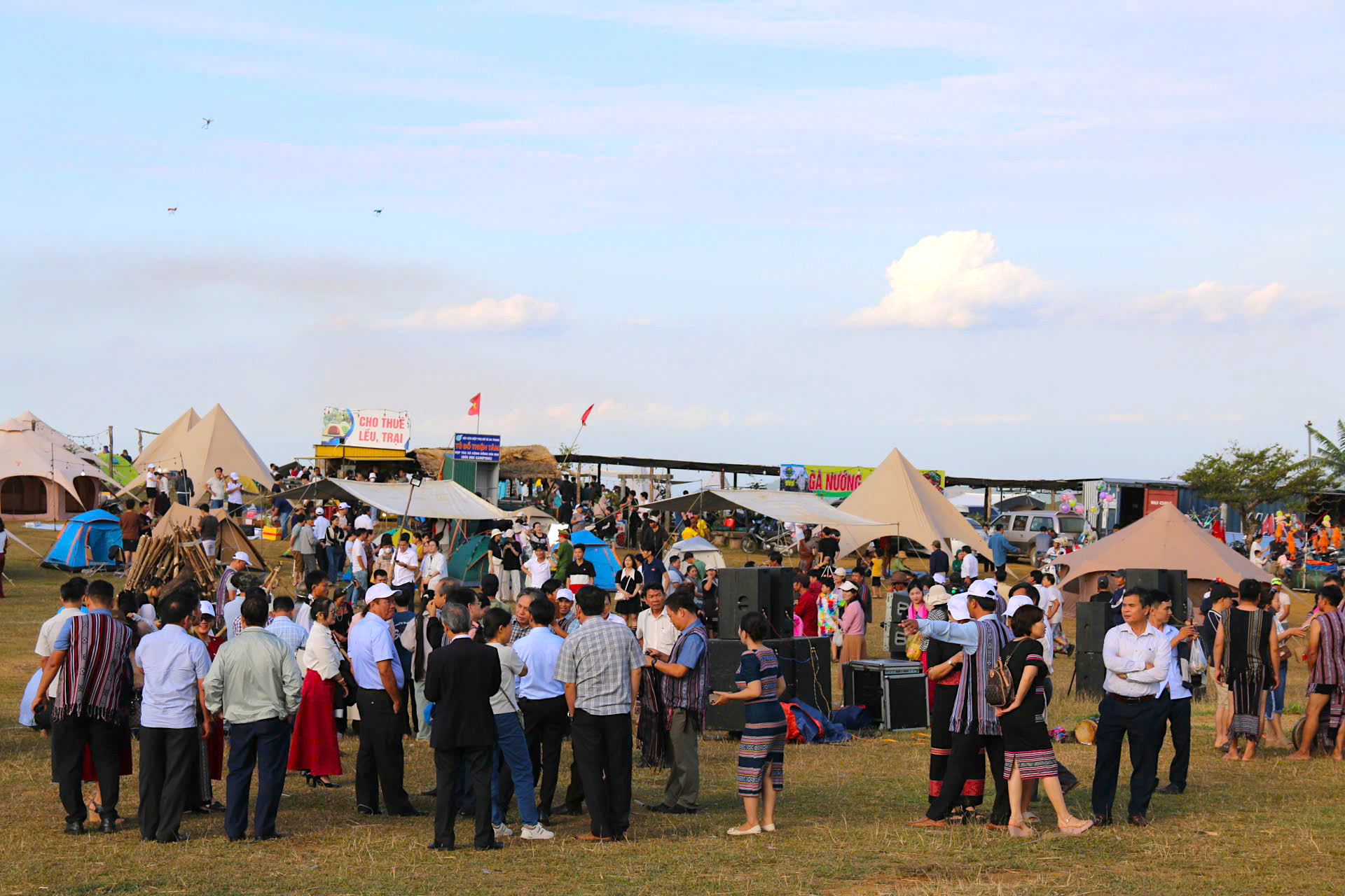 Trăm xe, ngh&igrave;n người đổ về thảo nguy&ecirc;n nổi tiếng Quảng Ng&atilde;i chiều cuối tuần- Ảnh 10.