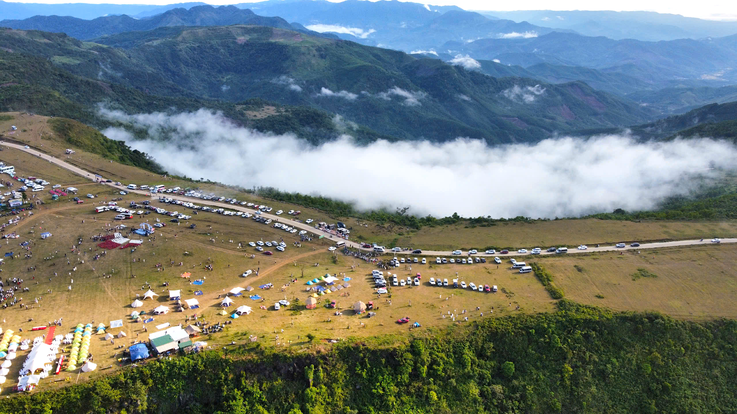 Trăm xe, ngh&igrave;n người đổ về thảo nguy&ecirc;n nổi tiếng Quảng Ng&atilde;i chiều cuối tuần- Ảnh 14.