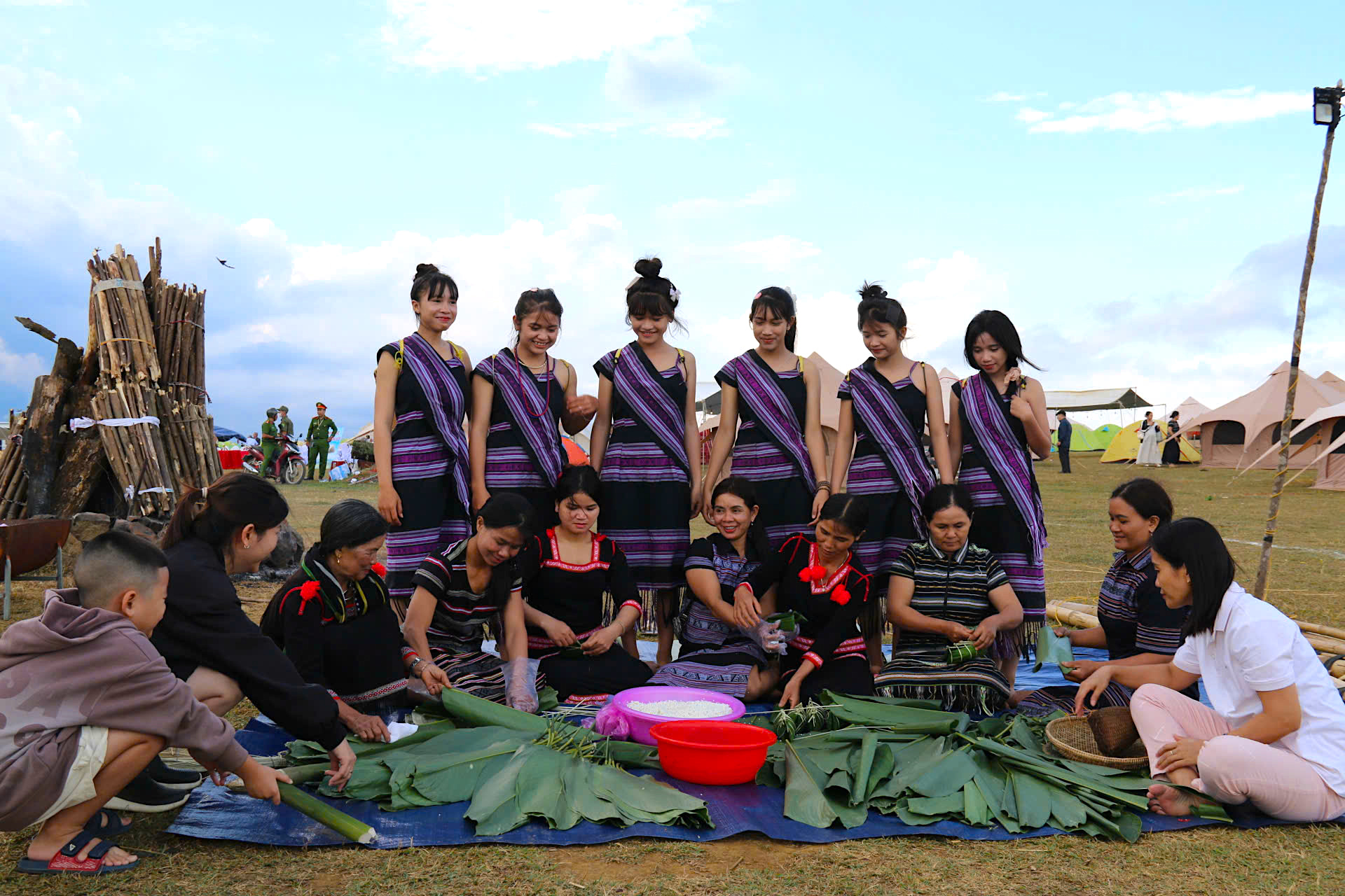 Trăm xe, ngh&igrave;n người đổ về thảo nguy&ecirc;n nổi tiếng Quảng Ng&atilde;i chiều cuối tuần- Ảnh 9.