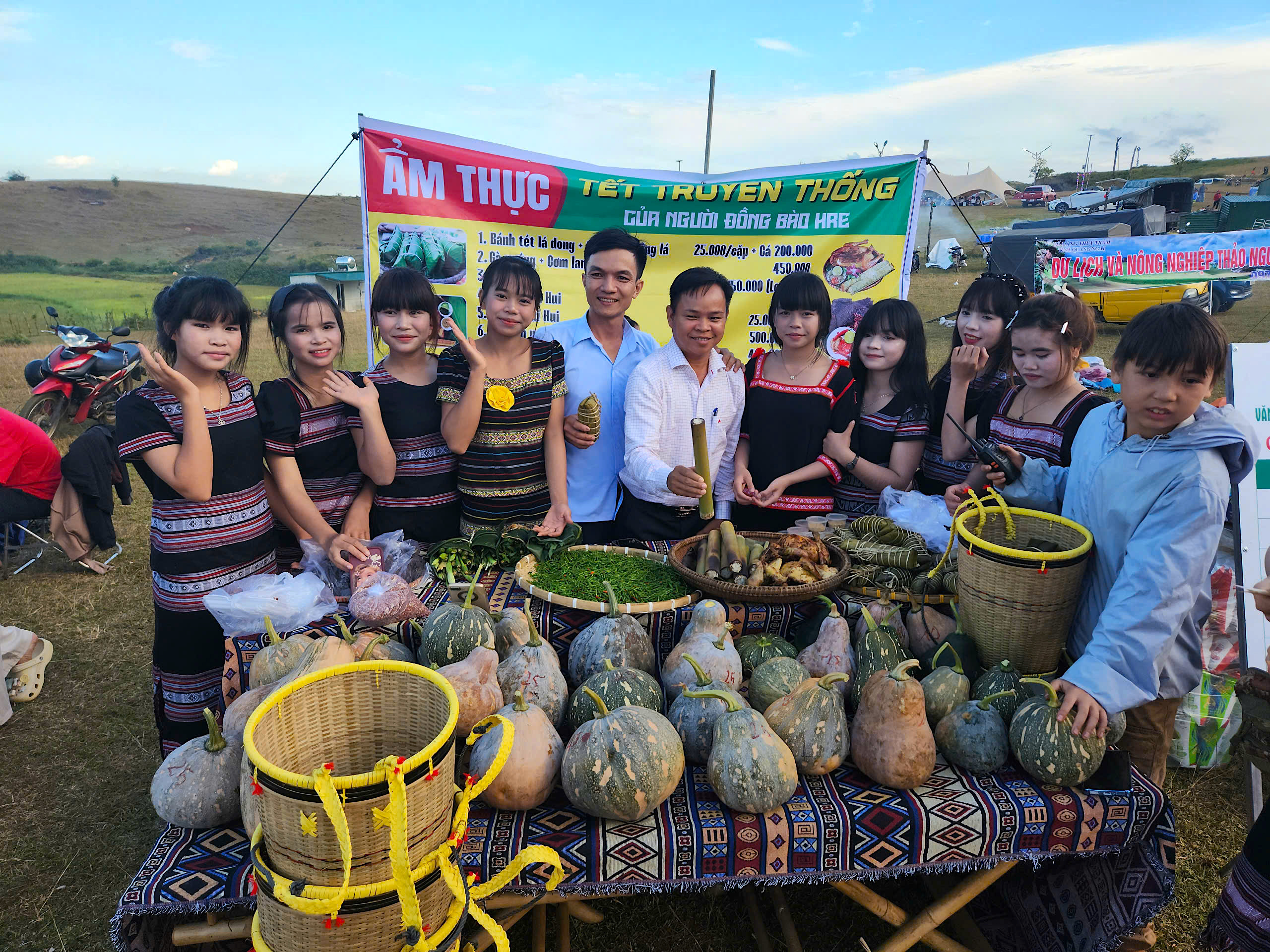 Trăm xe, ngh&igrave;n người đổ về thảo nguy&ecirc;n nổi tiếng Quảng Ng&atilde;i chiều cuối tuần- Ảnh 13.