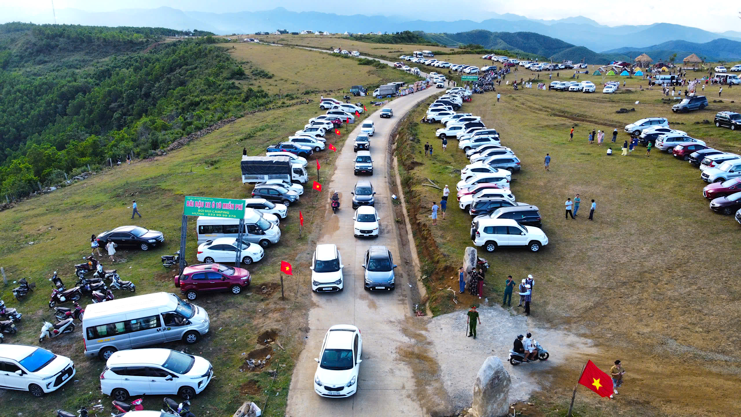Trăm xe, ngh&igrave;n người đổ về thảo nguy&ecirc;n nổi tiếng Quảng Ng&atilde;i chiều cuối tuần- Ảnh 3.