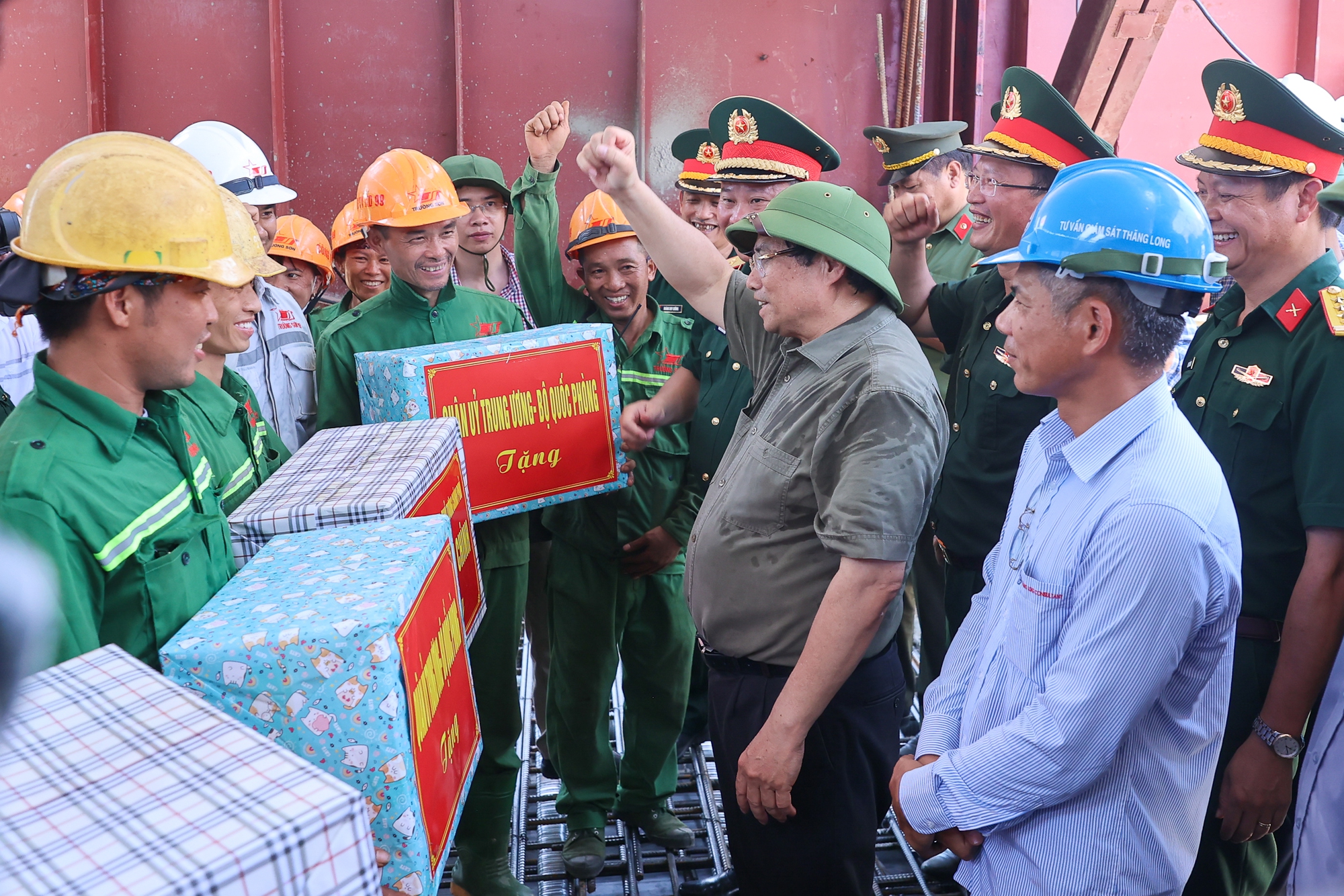 Thủ tướng kiểm tra tiến độ cầu Phong Ch&acirc;u, chỉ đạo x&acirc;y cao tốc mới tại Ph&uacute; Thọ- Ảnh 1.