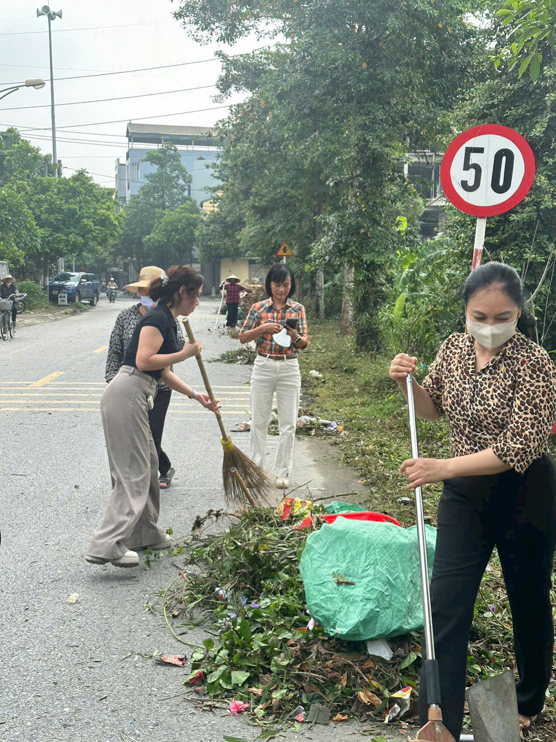 Xã vùng ven Thủ đô từ "điểm đen" rác thải đến rực rỡ đường hoa - Ảnh 7. Xã vùng ven Thủ đô từ "điểm đen" rác thải đến rực rỡ đường hoa - Ảnh 7.