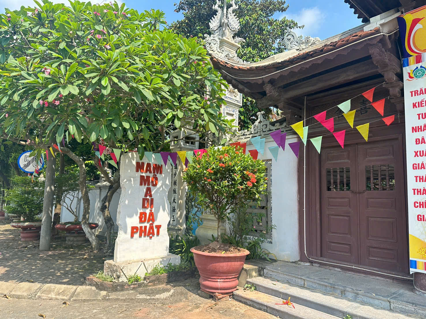 Xã vùng ven Thủ đô từ "điểm đen" rác thải đến rực rỡ đường hoa - Ảnh 13. Xã vùng ven Thủ đô từ "điểm đen" rác thải đến rực rỡ đường hoa - Ảnh 13.