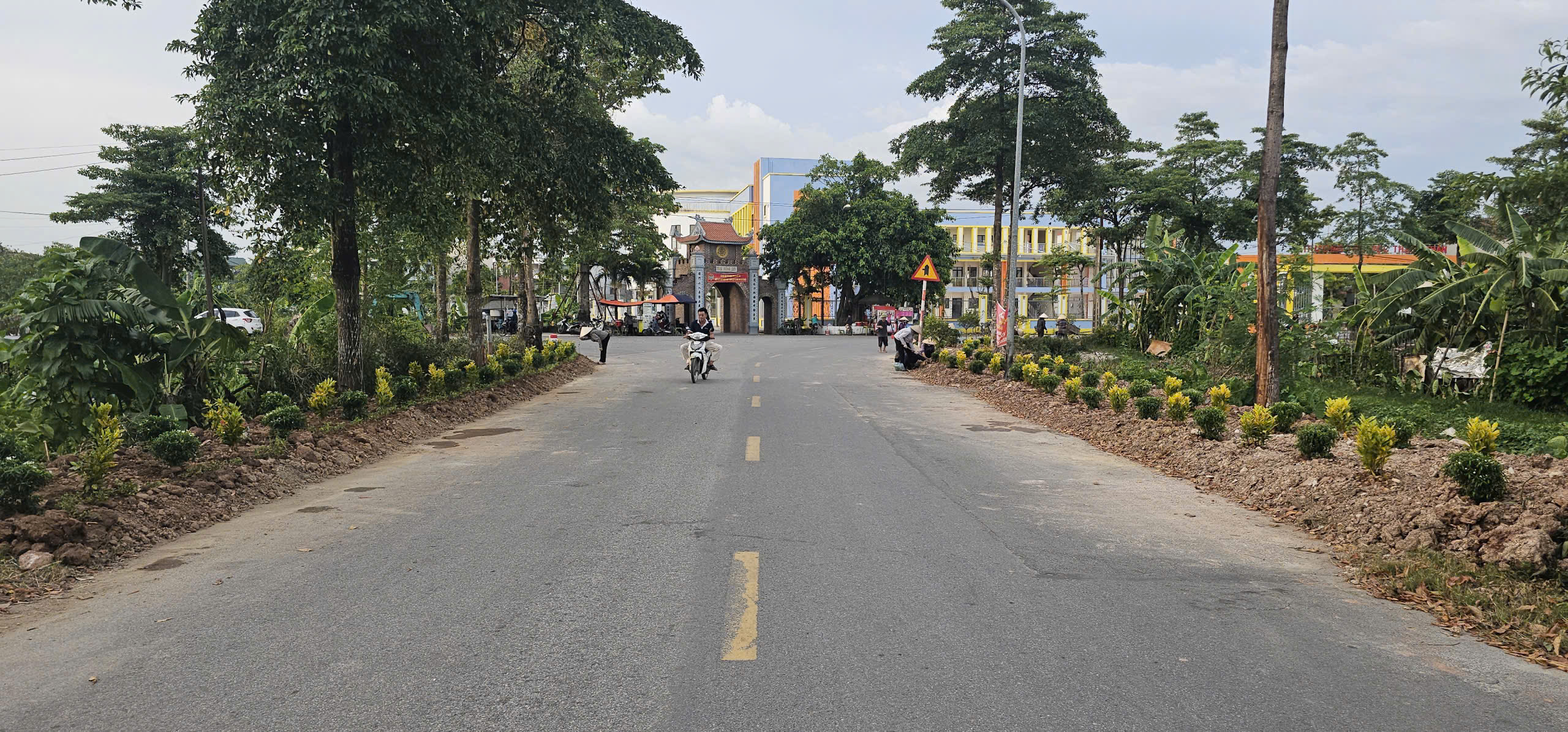 Xã vùng ven Thủ đô từ "điểm đen" rác thải đến rực rỡ đường hoa - Ảnh 14. Xã vùng ven Thủ đô từ "điểm đen" rác thải đến rực rỡ đường hoa - Ảnh 14.