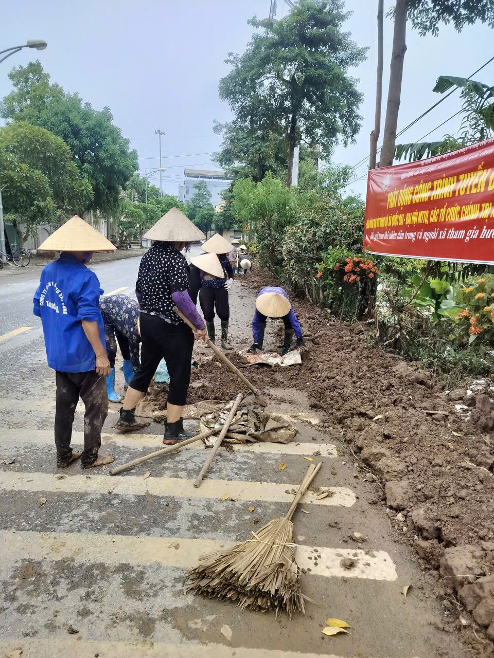Xã vùng ven Thủ đô từ "điểm đen" rác thải đến rực rỡ đường hoa - Ảnh 10. Xã vùng ven Thủ đô từ "điểm đen" rác thải đến rực rỡ đường hoa - Ảnh 10.
