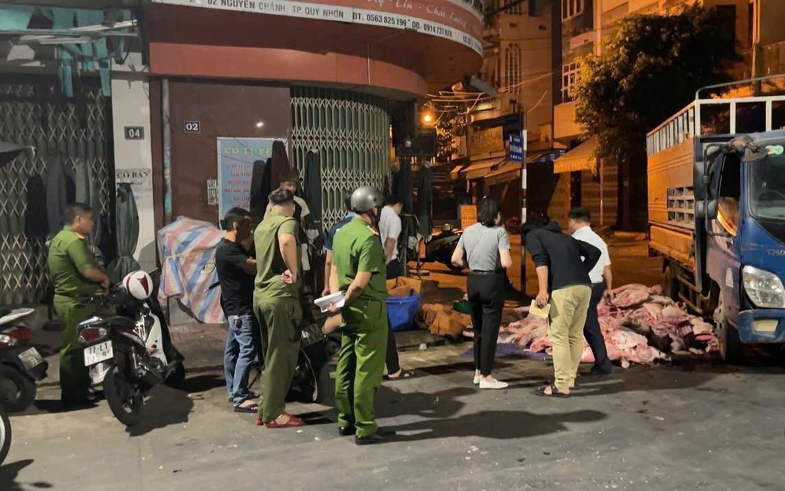 Gia Lai: Tiêu hủy hơn 1 tấn thịt heo và chả ram không rõ nguồn gốc- Ảnh 3. Gia Lai: Phát hiện, tiêu hủy hơn 1 tấn thịt heo hôi thối tuồn ra thị trường