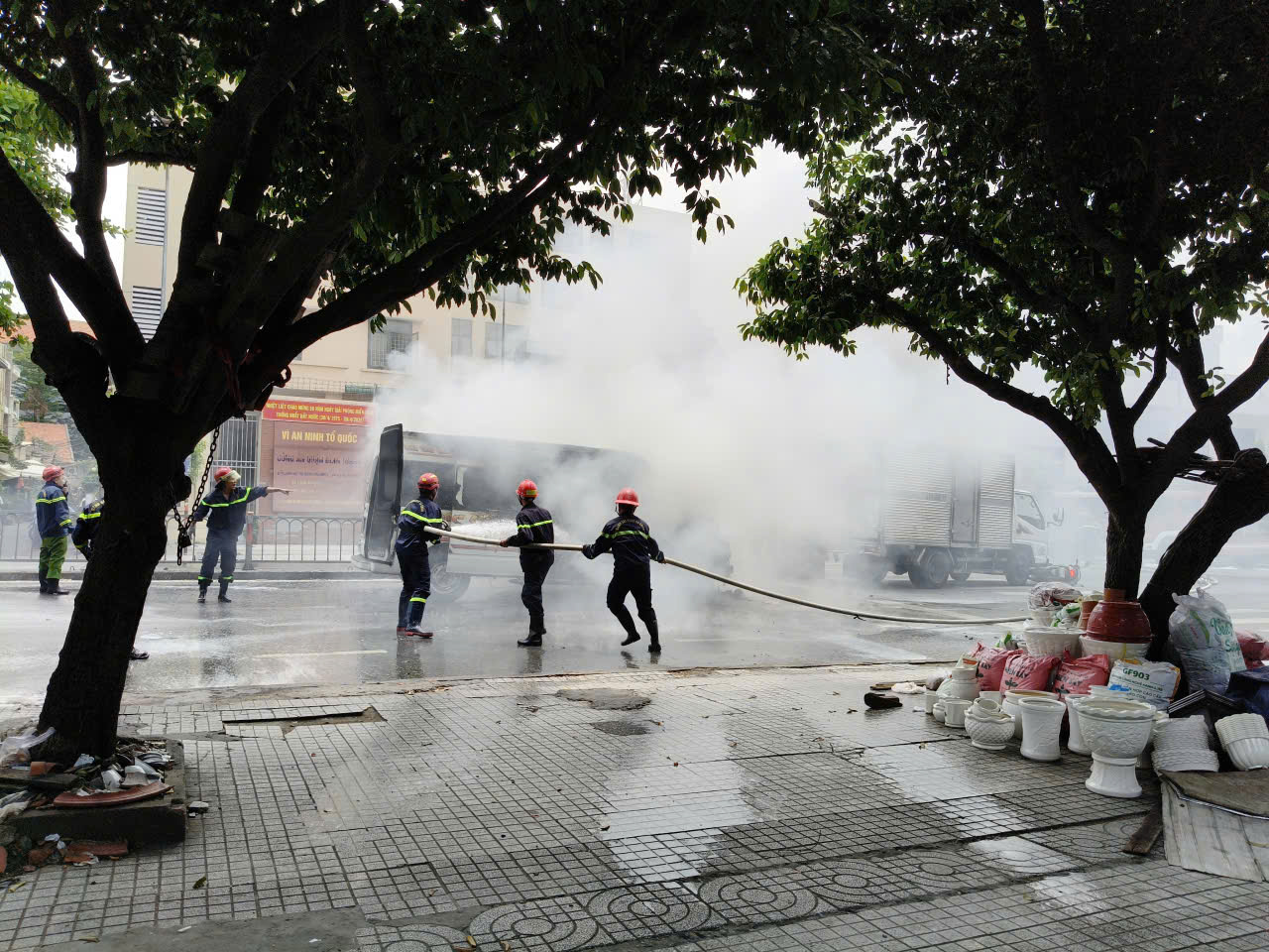 &Ocirc; t&ocirc; 16 chỗ bốc ch&aacute;y ng&ugrave;n ngụt tr&ecirc;n đường sau va chạm- Ảnh 2.