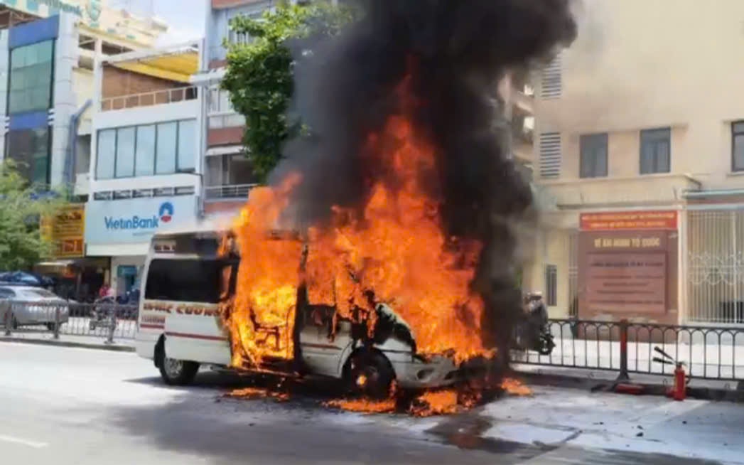 &Ocirc; t&ocirc; 16 chỗ bốc ch&aacute;y ng&ugrave;n ngụt tr&ecirc;n đường sau va chạm