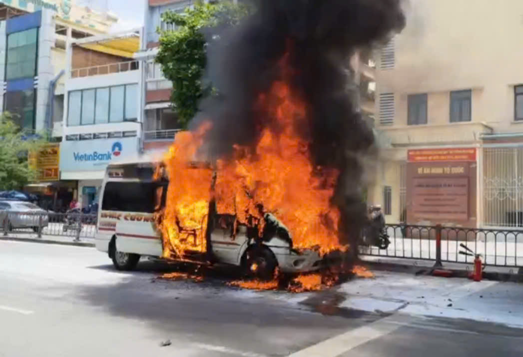 &Ocirc; t&ocirc; 16 chỗ bốc ch&aacute;y ng&ugrave;n ngụt tr&ecirc;n đường sau va chạm- Ảnh 1.