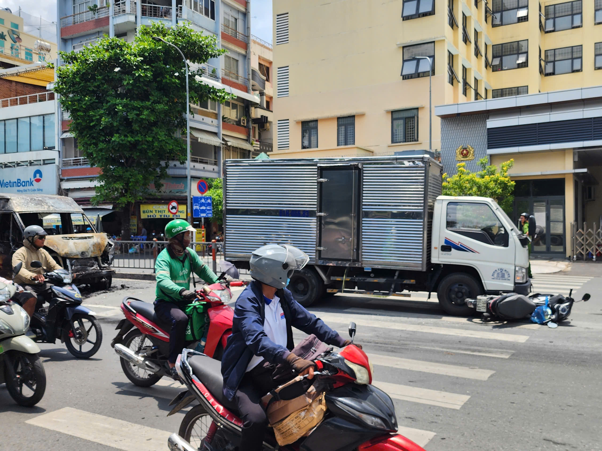 &Ocirc; t&ocirc; 16 chỗ bốc ch&aacute;y ng&ugrave;n ngụt tr&ecirc;n đường sau va chạm- Ảnh 4.