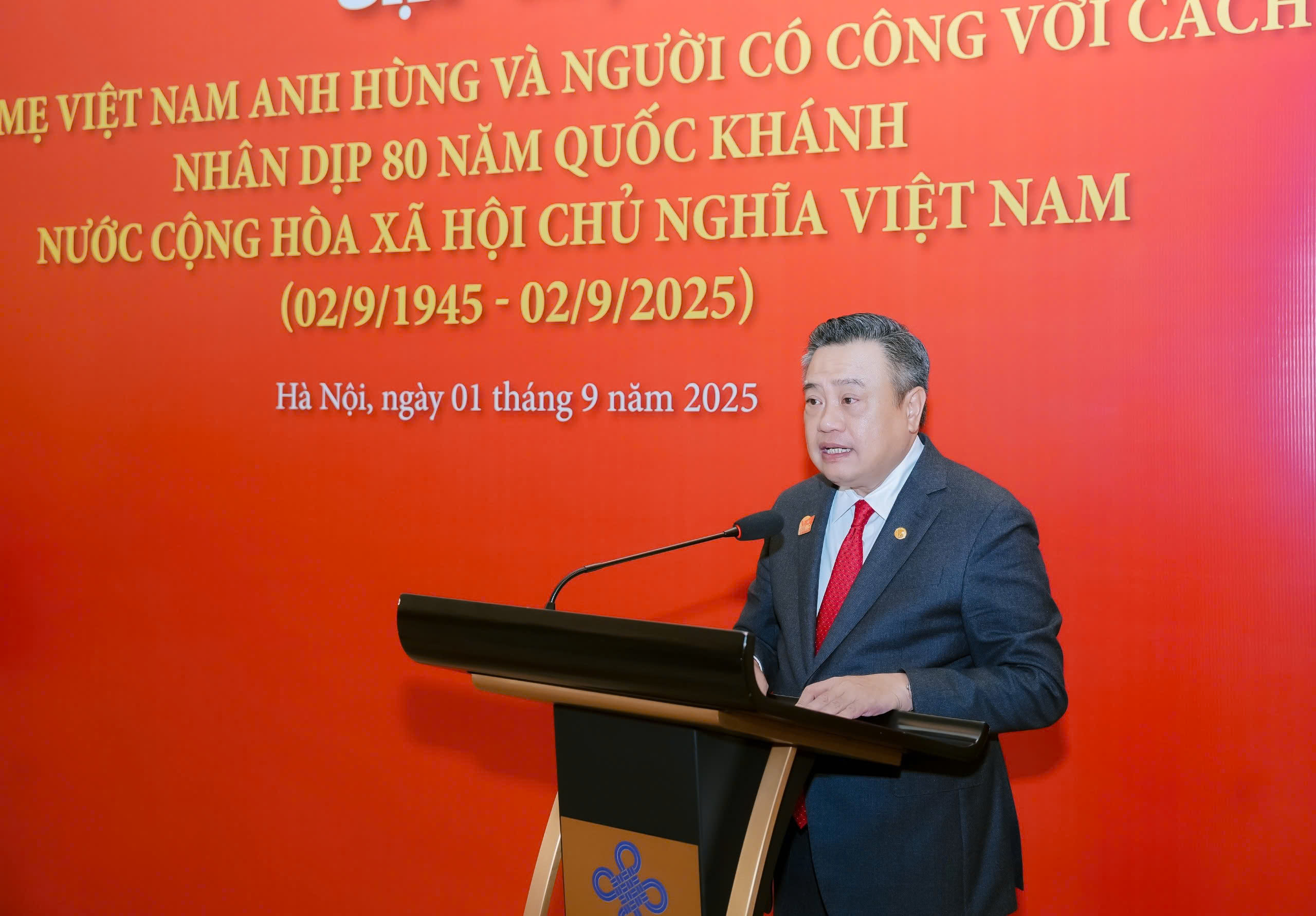 H&agrave; Nội tri &acirc;n Mẹ Việt Nam Anh h&ugrave;ng, người c&oacute; c&ocirc;ng nh&acirc;n dịp 80 năm Quốc kh&aacute;nh- Ảnh 1.