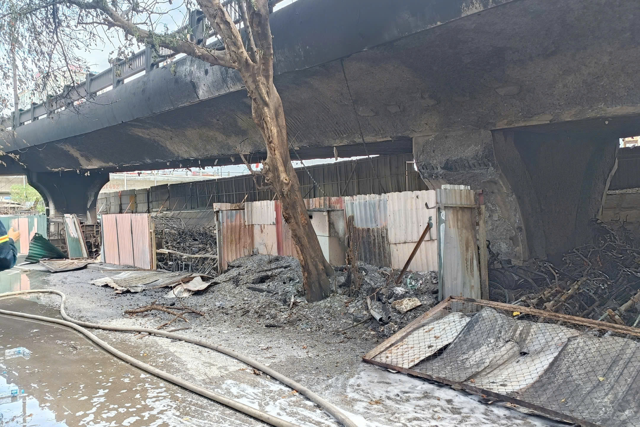 Hạn chế tải trọng cầu Vĩnh Tuy, xe dưới 18 tấn mới được l&ecirc;n đường dẫn- Ảnh 1.