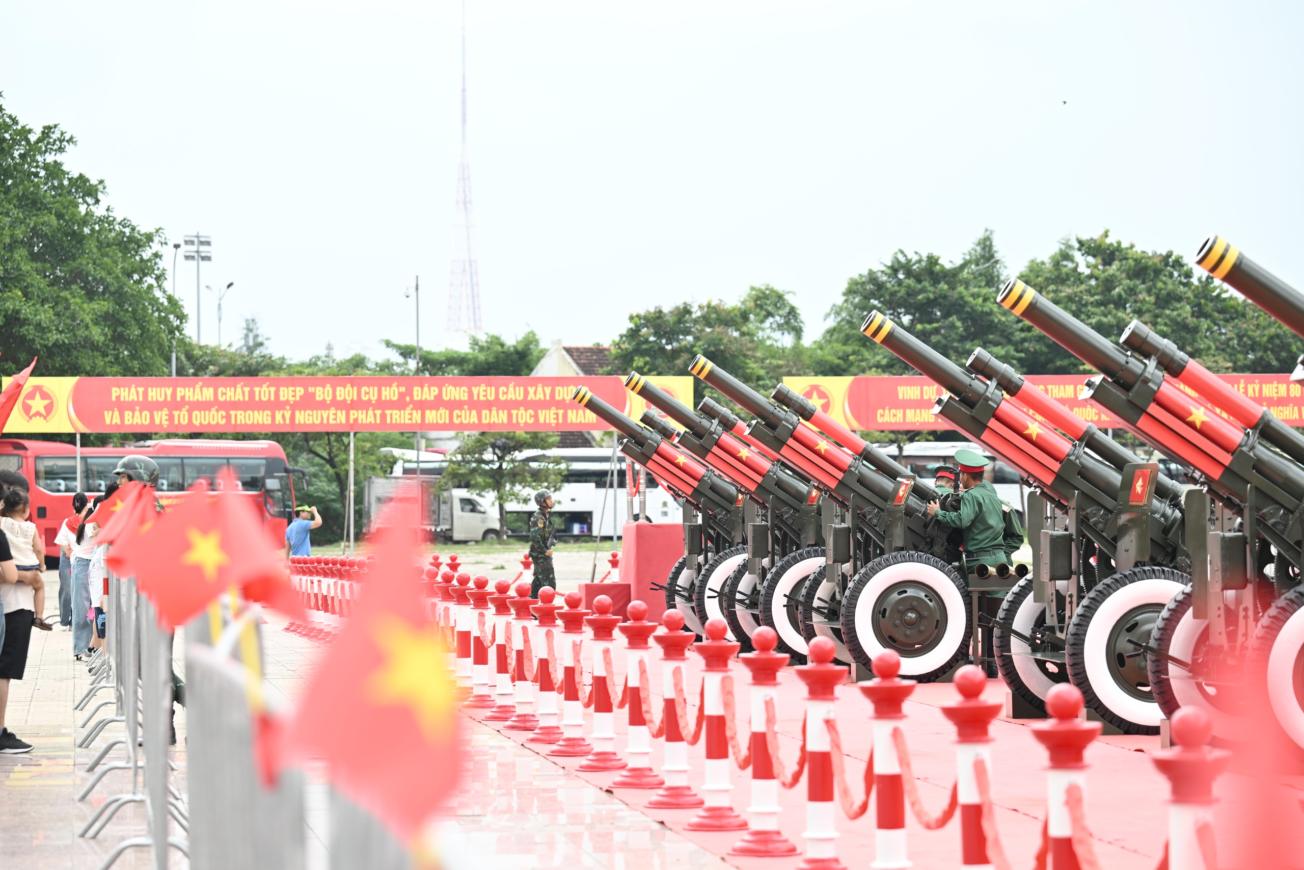 Người dân hào hứng check-in bên dàn pháo phục vụ đại lễ 80 năm Quốc khánh- Ảnh 2. Người dân hào hứng check-in bên dàn pháo phục vụ đại lễ 80 năm Quốc khánh- Ảnh 2.