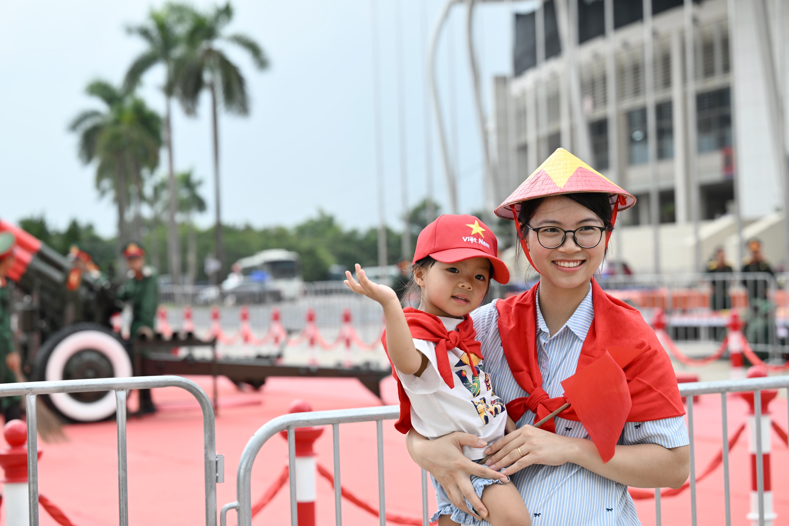 Người dân hào hứng check-in bên dàn pháo phục vụ đại lễ 80 năm Quốc khánh- Ảnh 9. Người dân hào hứng check-in bên dàn pháo phục vụ đại lễ 80 năm Quốc khánh- Ảnh 9.