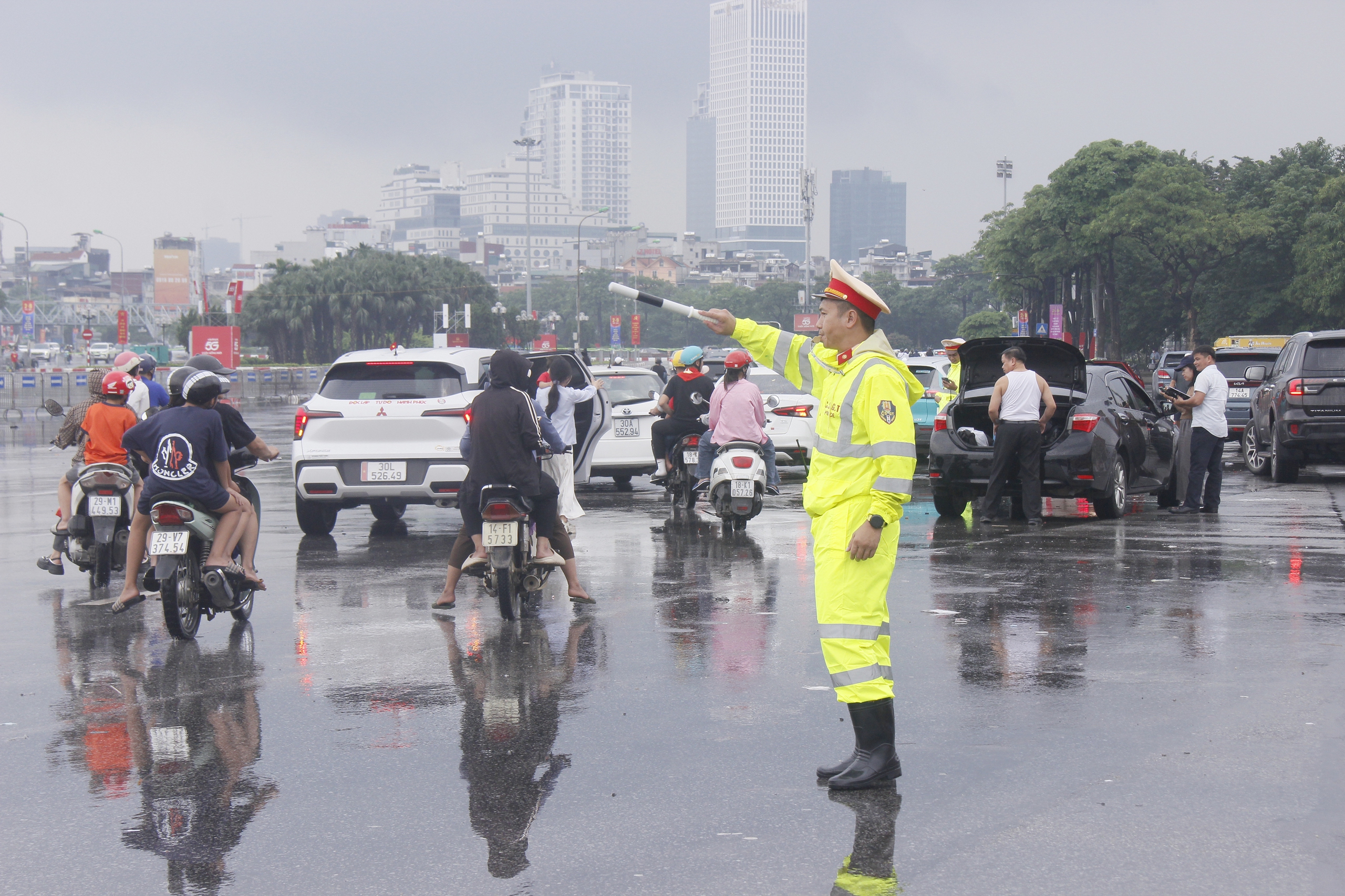 Người dân hào hứng check-in bên dàn pháo phục vụ đại lễ 80 năm Quốc khánh- Ảnh 12. Người dân hào hứng check-in bên dàn pháo phục vụ đại lễ 80 năm Quốc khánh- Ảnh 12.