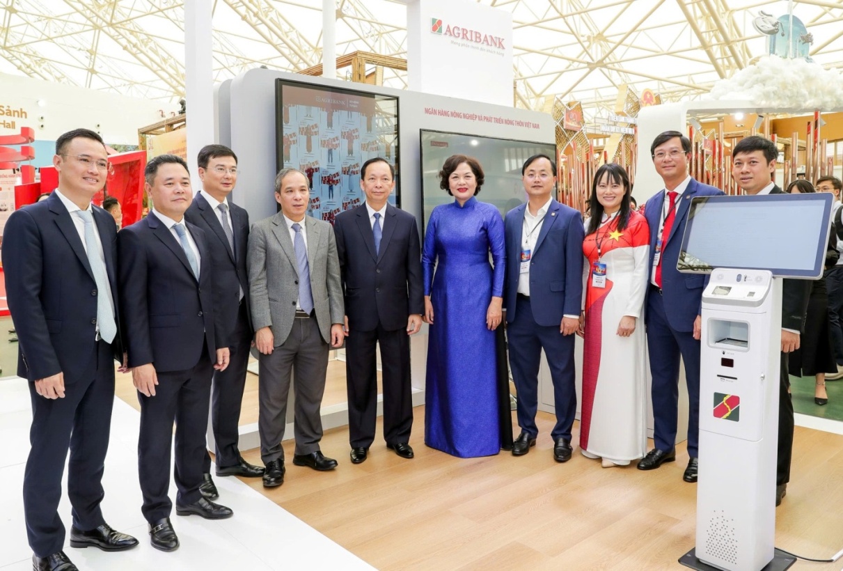 C:\Users\ADMIN\Desktop\Agribank chuẩn bị phủ s&oacute;ng Giải ph&aacute;p Quầy giao dịch th&ocirc;ng minh đến hơn 2200 điểm giao dịch\515439934_1187360303418913_8013584463529236193_n.jpg