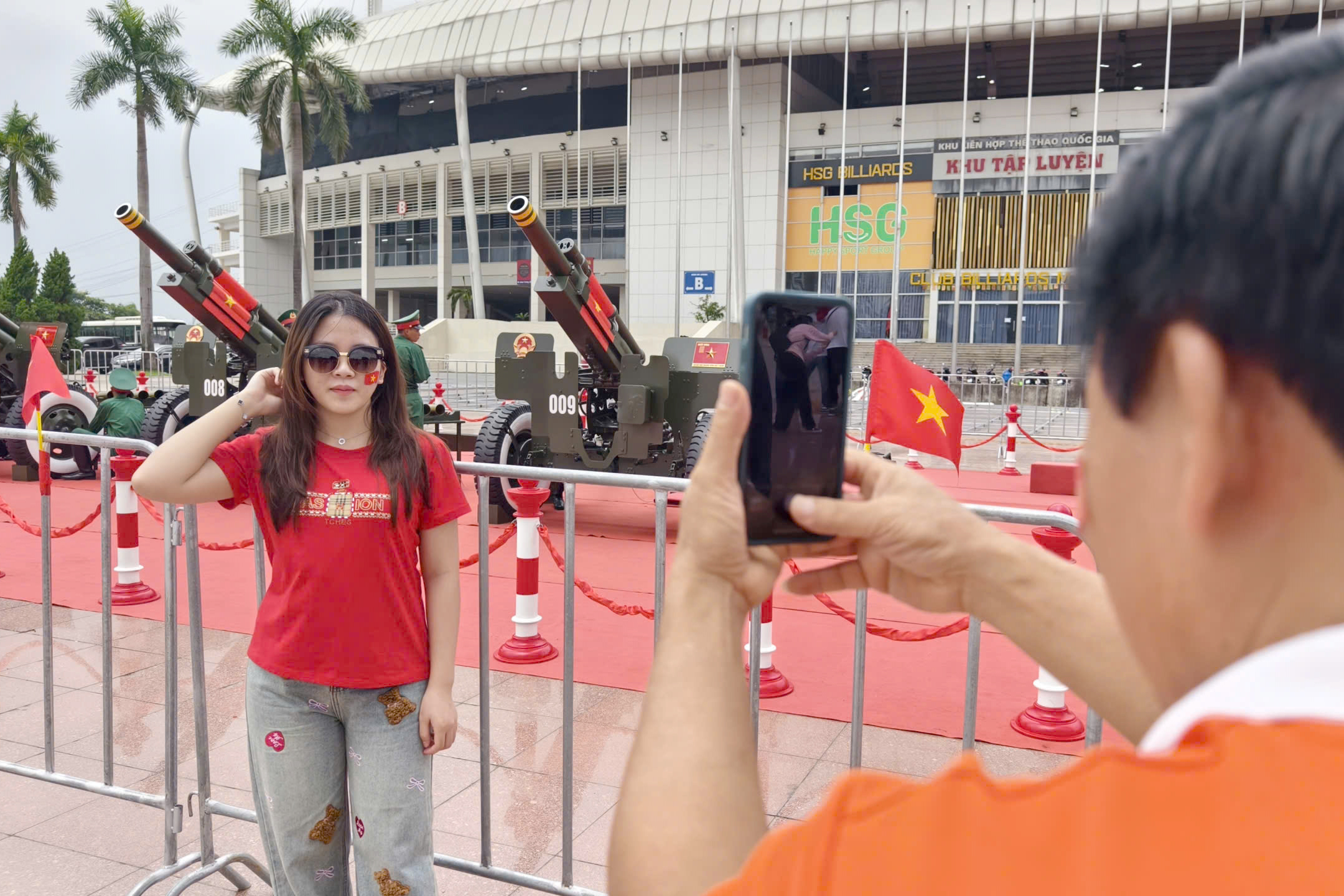 Người dân hào hứng check-in bên dàn pháo phục vụ đại lễ 80 năm Quốc khánh- Ảnh 1. Người dân hào hứng check-in bên dàn pháo phục vụ đại lễ 80 năm Quốc khánh- Ảnh 1.