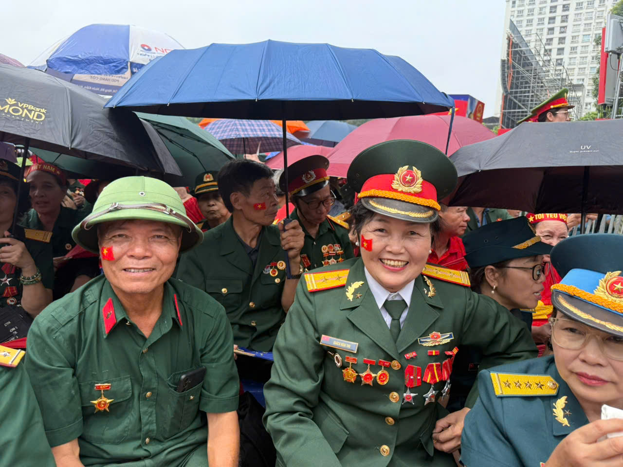 Biển người ken đặc c&aacute;c tuyến phố quanh Ba Đ&igrave;nh, giữ chỗ chờ xem diễu binh, diễu h&agrave;nh- Ảnh 11.