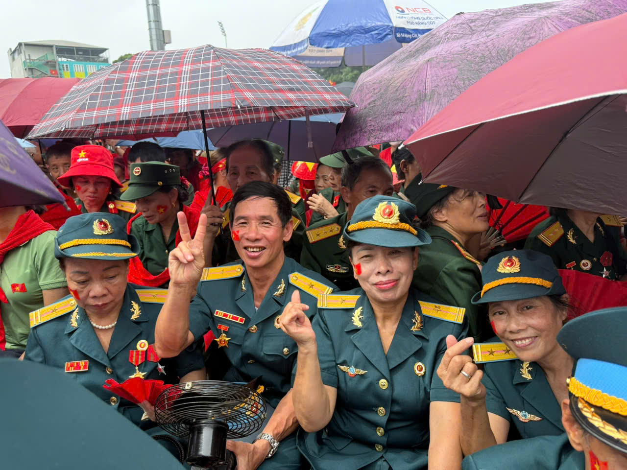 Biển người ken đặc c&aacute;c tuyến phố quanh Ba Đ&igrave;nh, giữ chỗ chờ xem diễu binh, diễu h&agrave;nh- Ảnh 12.