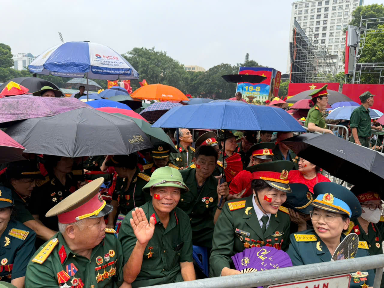 Biển người ken đặc c&aacute;c tuyến phố quanh Ba Đ&igrave;nh, giữ chỗ chờ xem diễu binh, diễu h&agrave;nh- Ảnh 13.