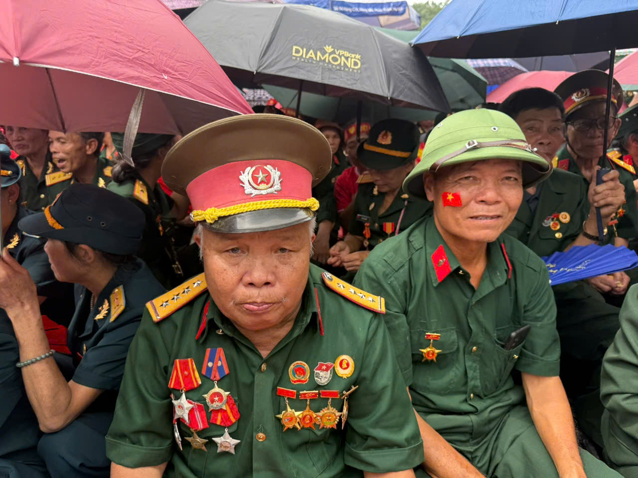 Biển người ken đặc c&aacute;c tuyến phố quanh Ba Đ&igrave;nh, giữ chỗ chờ xem diễu binh, diễu h&agrave;nh- Ảnh 14.