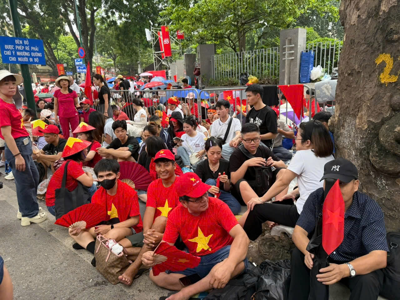Biển người ken đặc c&aacute;c tuyến phố quanh Ba Đ&igrave;nh, giữ chỗ chờ xem diễu binh, diễu h&agrave;nh- Ảnh 4.