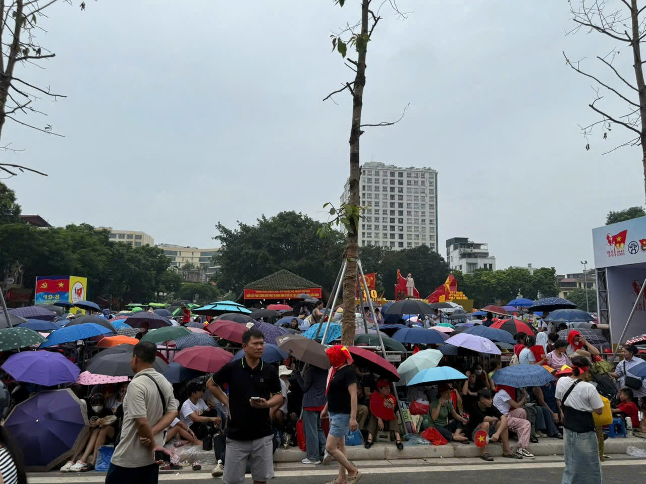 Biển người ken đặc c&aacute;c tuyến phố quanh Ba Đ&igrave;nh, giữ chỗ chờ xem diễu binh, diễu h&agrave;nh- Ảnh 5.