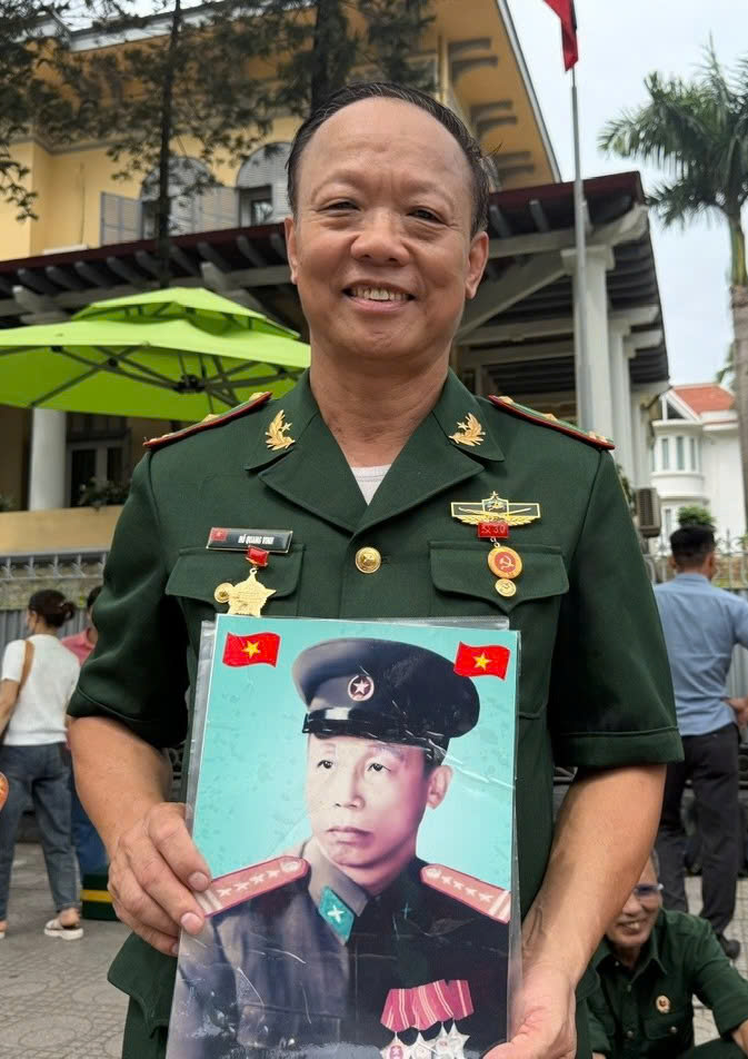 Biển người ken đặc c&aacute;c tuyến phố quanh Ba Đ&igrave;nh, giữ chỗ chờ xem diễu binh, diễu h&agrave;nh- Ảnh 15.