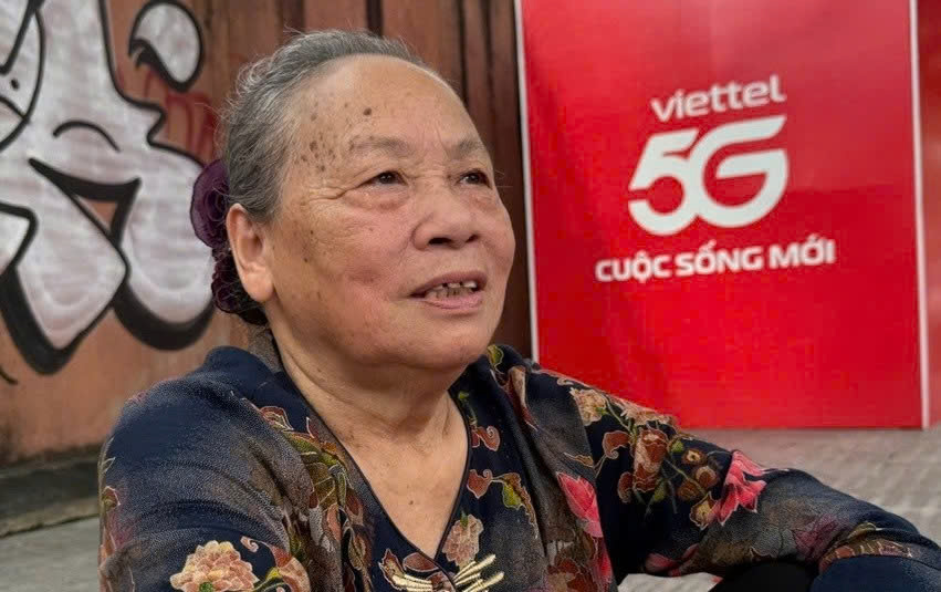 Biển người ken đặc c&aacute;c tuyến phố quanh Ba Đ&igrave;nh, giữ chỗ chờ xem diễu binh, diễu h&agrave;nh- Ảnh 9.