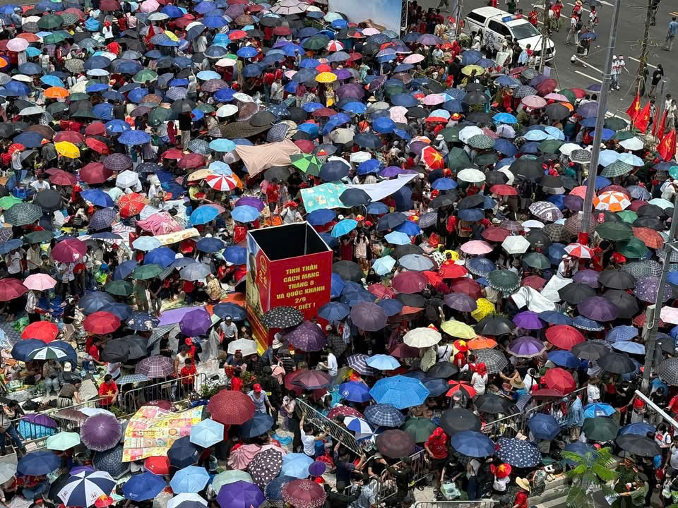 Biển người ken đặc c&aacute;c tuyến phố quanh Ba Đ&igrave;nh, giữ chỗ chờ xem diễu binh, diễu h&agrave;nh- Ảnh 3.
