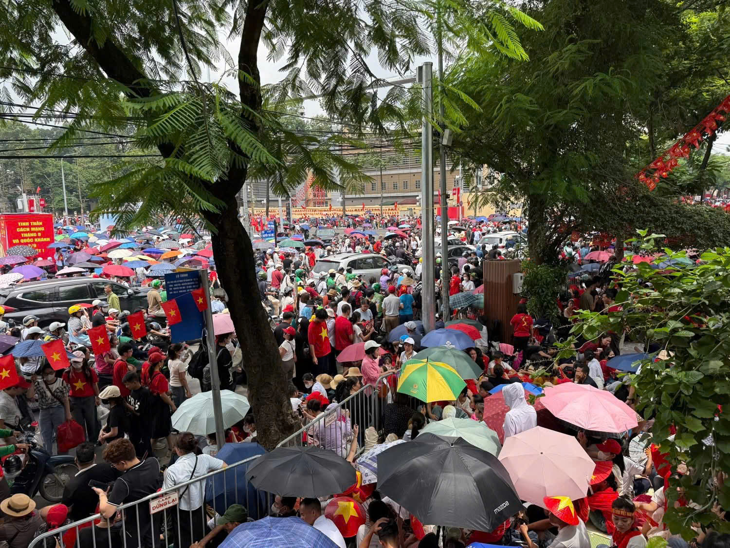 Biển người ken đặc c&aacute;c tuyến phố quanh Ba Đ&igrave;nh, giữ chỗ chờ xem diễu binh, diễu h&agrave;nh- Ảnh 2.