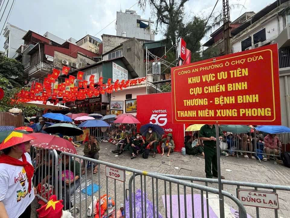 Biển người ken đặc c&aacute;c tuyến phố quanh Ba Đ&igrave;nh, giữ chỗ chờ xem diễu binh, diễu h&agrave;nh- Ảnh 10.