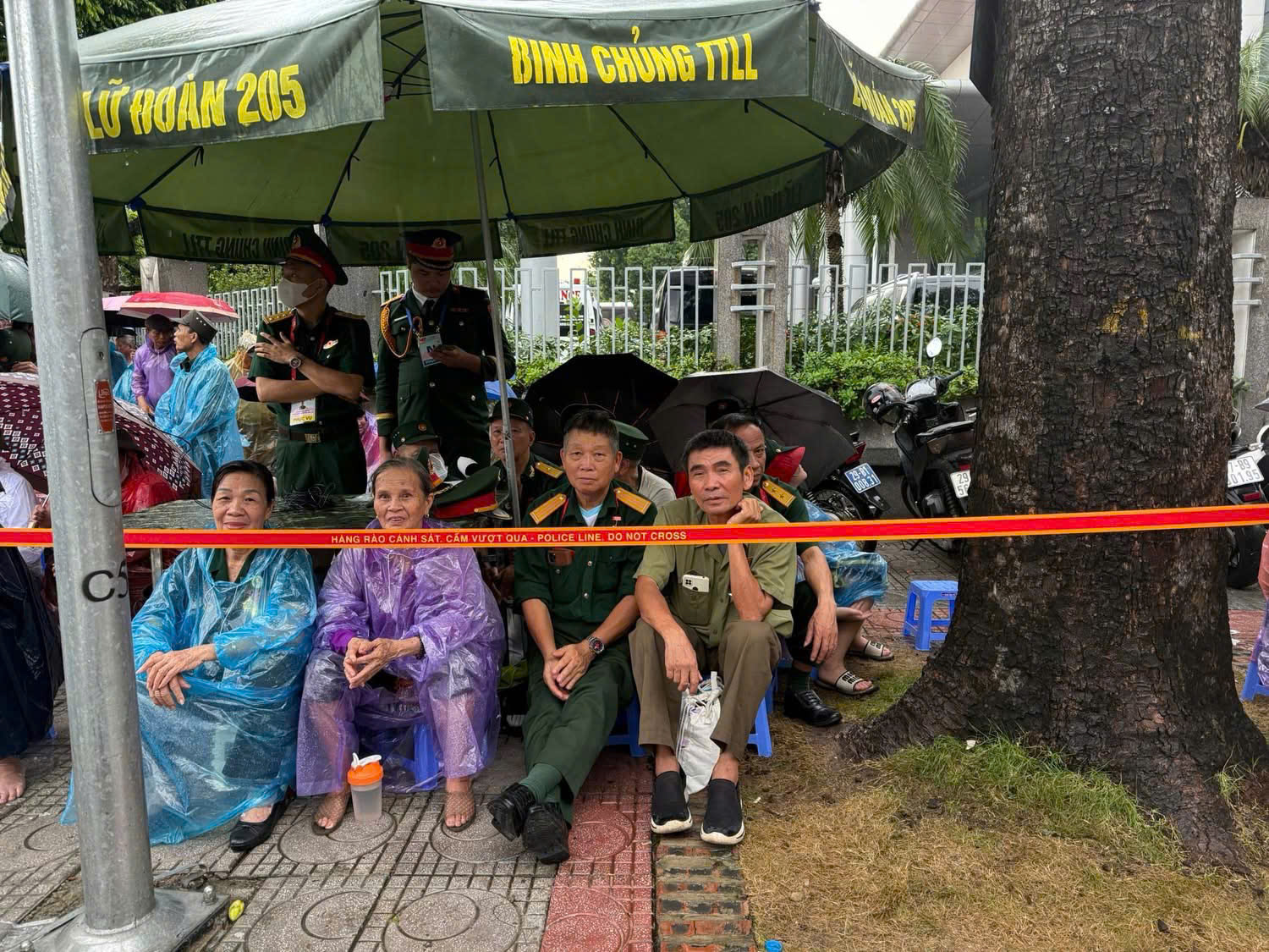 Cấp tốc bổ sung rạp che mưa nắng phục vụ cựu chiến binh xem diễu binh, diễu h&agrave;nh- Ảnh 3.