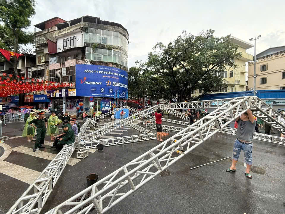 Cấp tốc bổ sung rạp che mưa nắng phục vụ cựu chiến binh xem diễu binh, diễu h&agrave;nh- Ảnh 7.