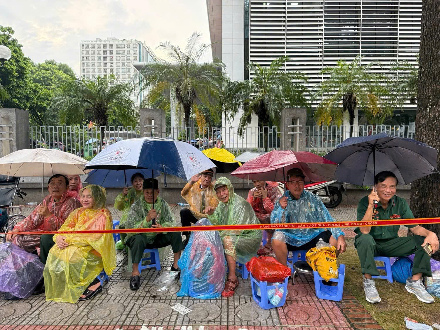 Cấp tốc bổ sung rạp che mưa nắng phục vụ cựu chiến binh xem diễu binh, diễu h&agrave;nh- Ảnh 4.