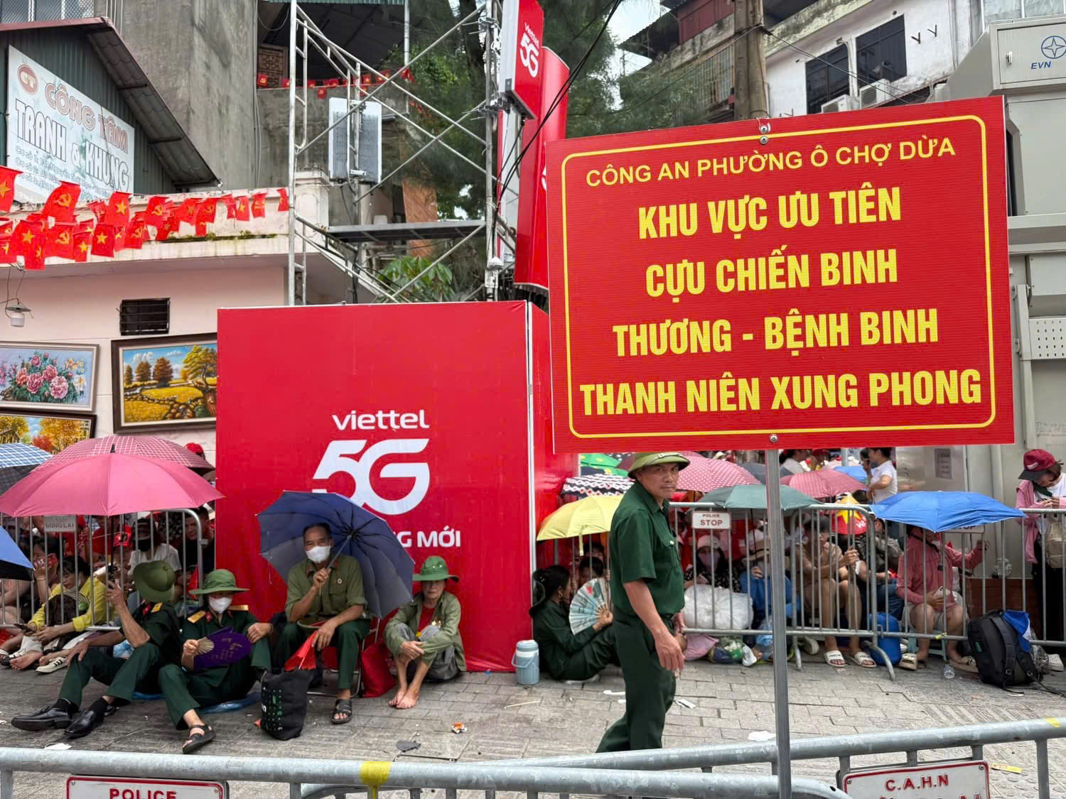 Cấp tốc bổ sung rạp che mưa nắng phục vụ cựu chiến binh xem diễu binh, diễu h&agrave;nh- Ảnh 13.