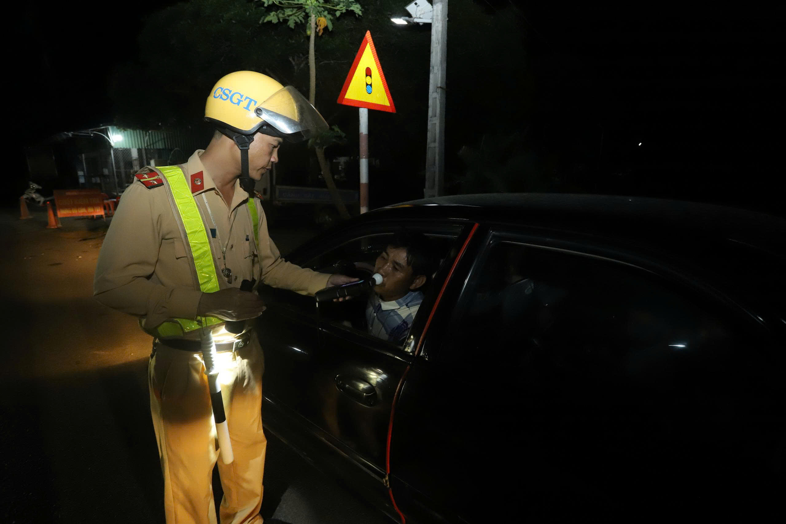 Hà Tĩnh: Người dân thay đổi thói quen để thích nghi các quy định mới của Luật Trật tự ATGT- Ảnh 3. Hà Tĩnh: Người dân thay đổi thói quen để thích nghi các quy định mới của Luật Trật tự ATGT- Ảnh 3.