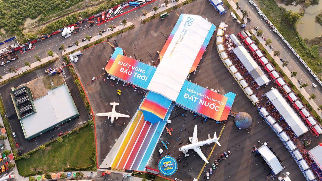 Triển l&atilde;m &ldquo;Kh&aacute;t vọng bầu trời&rdquo; vẫn h&uacute;t kh&aacute;ch sau 12 ng&agrave;y mở cửa- Ảnh 53.