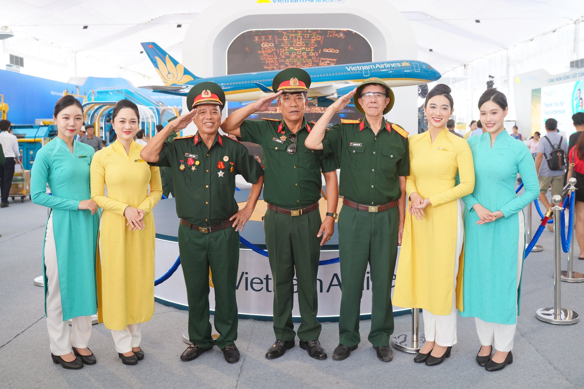 Triển l&atilde;m &ldquo;Kh&aacute;t vọng bầu trời&rdquo; vẫn h&uacute;t kh&aacute;ch sau 12 ng&agrave;y mở cửa- Ảnh 49.