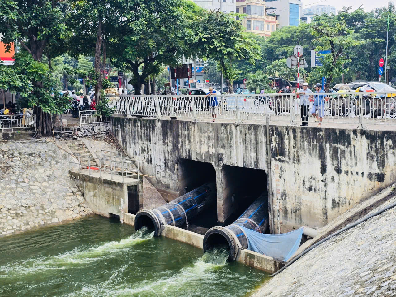 Người d&acirc;n Thủ đ&ocirc; ngỡ ng&agrave;ng khi thấy s&ocirc;ng T&ocirc; Lịch đổi m&agrave;u trong xanh- Ảnh 4.