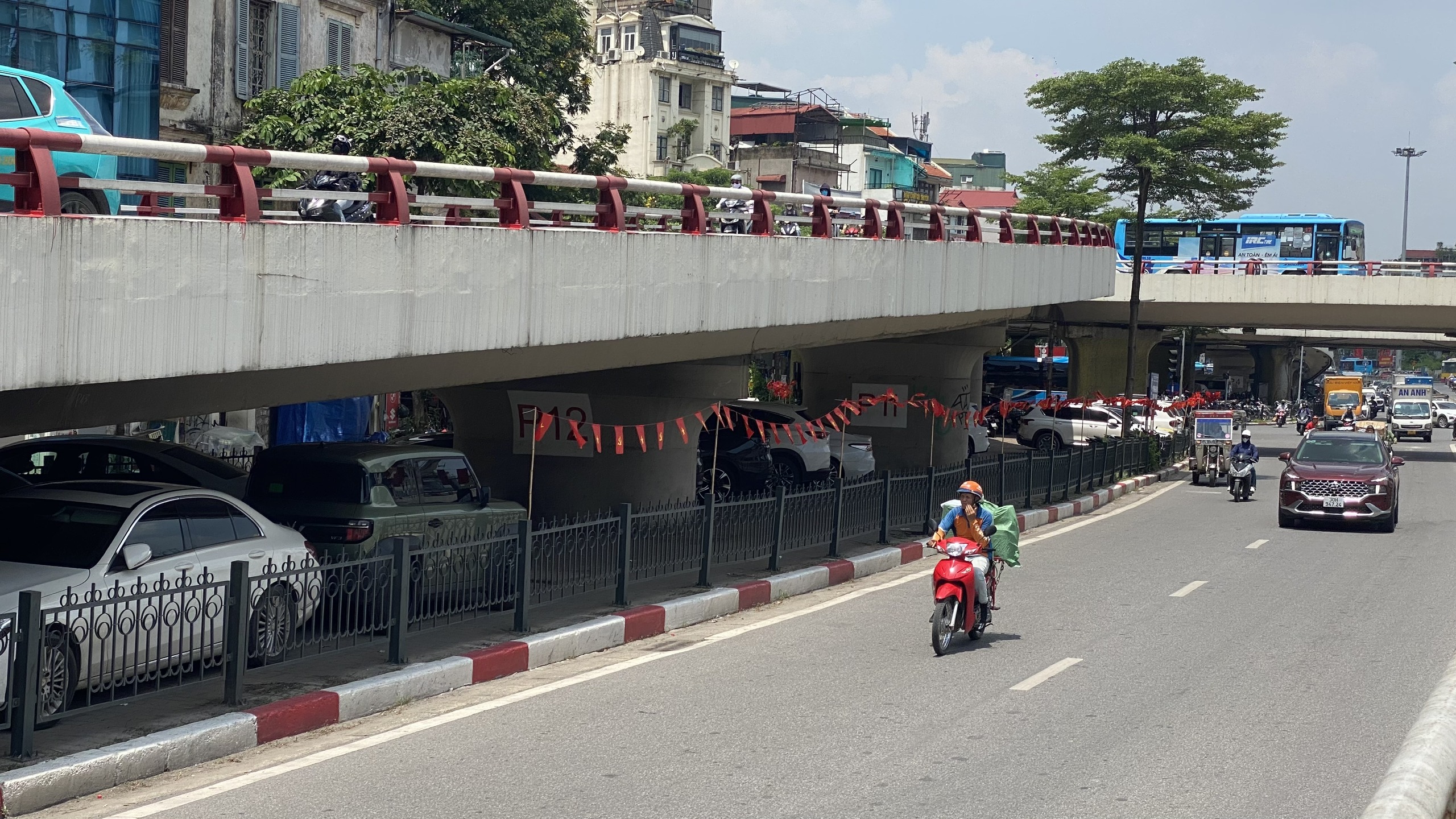 Sau vụ ch&aacute;y dưới gầm cầu Vĩnh Tuy, 3/4 b&atilde;i xe bị "x&oacute;a sổ"- Ảnh 11.