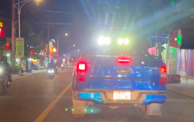 CSGT TP.HCM xác minh danh tính tài xế điều khiển xe bồn ngang nhiên vượt đèn đỏ- Ảnh 1. TP.HCM: Phạt hơn 20 triệu đồng tài xế ô tô bán tải độ xe, vượt đèn đỏ