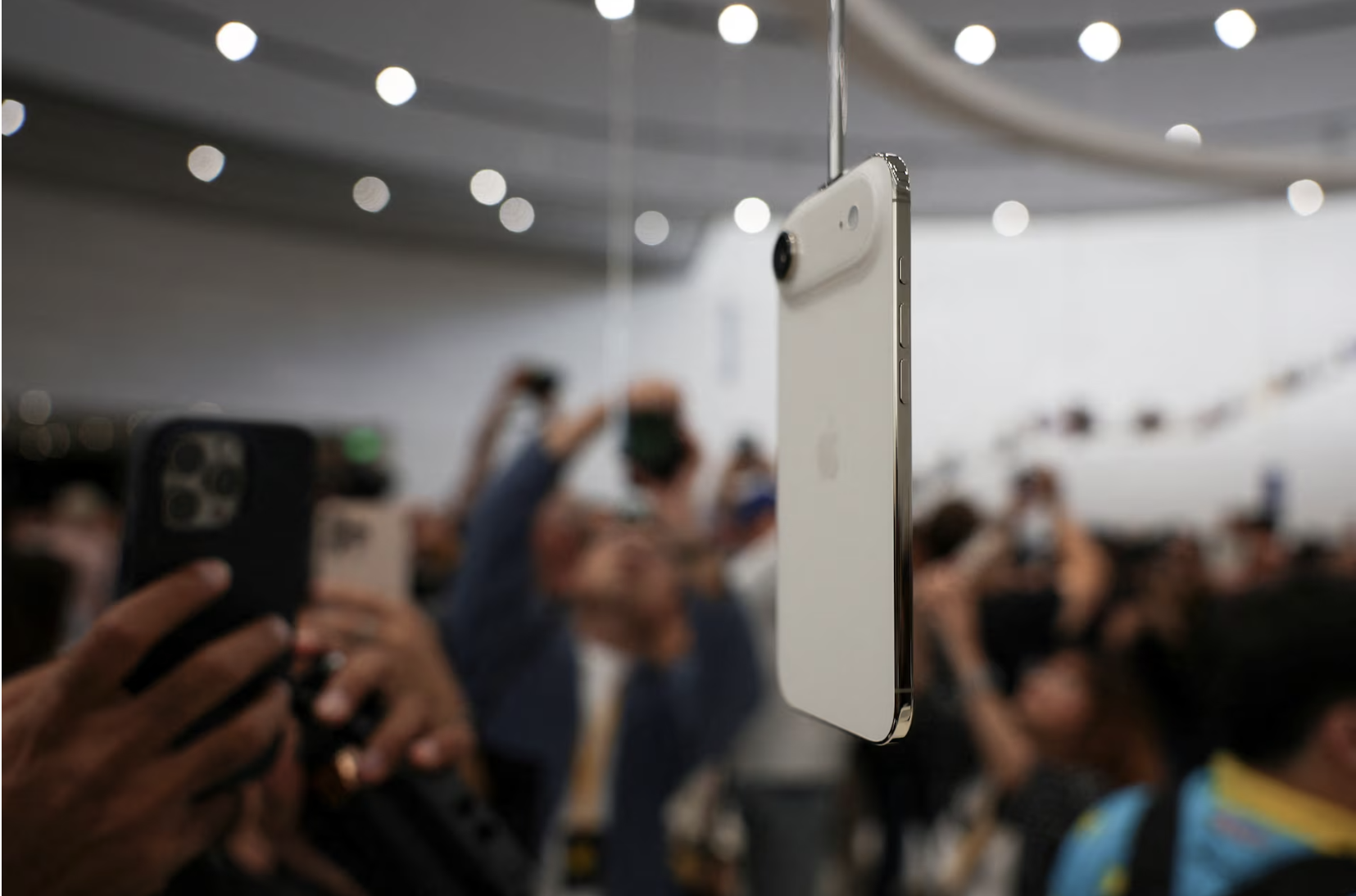 Apple giữ nguy&ecirc;n gi&aacute; iPhone mới bất chấp mối đe dọa từ thuế quan- Ảnh 2.