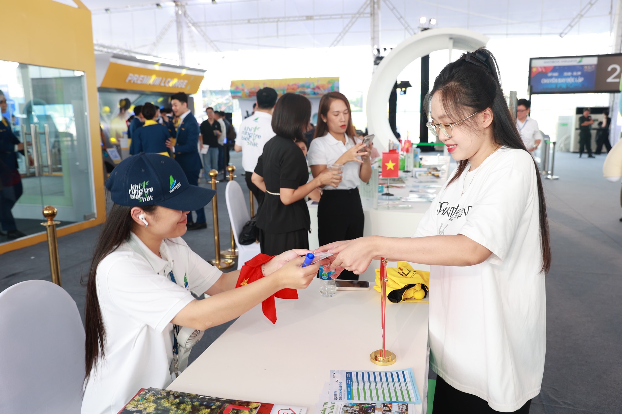 Triển l&atilde;m &ldquo;Kh&aacute;t vọng bầu trời&rdquo; vẫn h&uacute;t kh&aacute;ch sau 12 ng&agrave;y mở cửa- Ảnh 39.