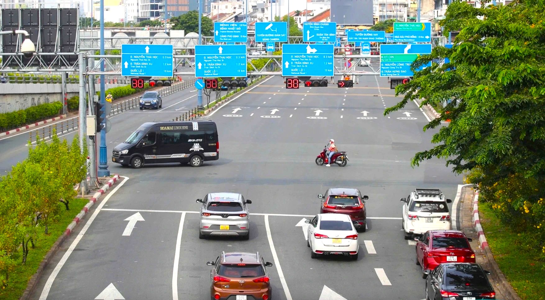 Đã khắc phục xong hơn 11.000 cụm đèn, biển báo giao thông có bất cập- Ảnh 1. Đã khắc phục xong hơn 11.000 cụm đèn, biển báo giao thông có bất cập- Ảnh 1.