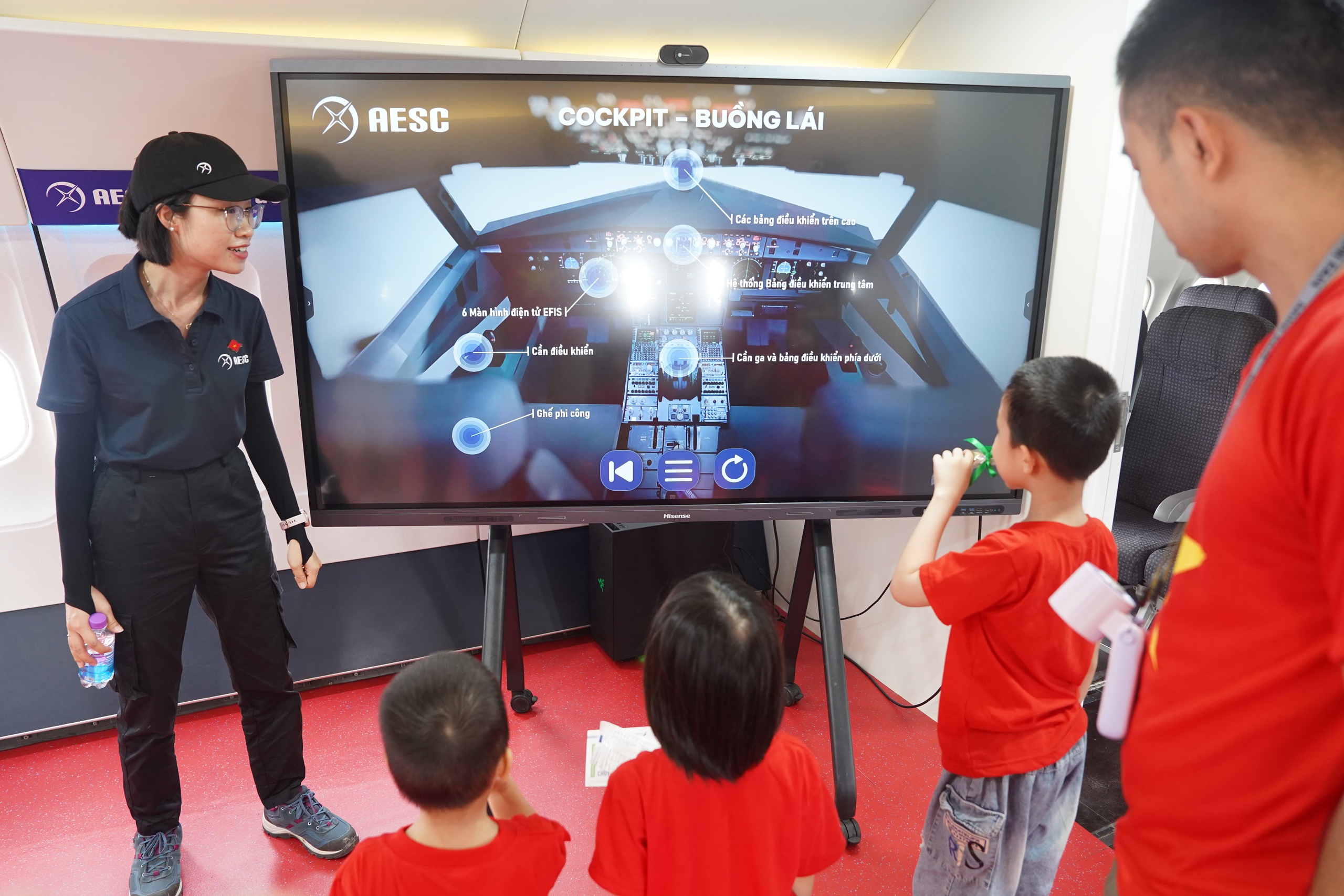 Triển l&atilde;m &ldquo;Kh&aacute;t vọng bầu trời&rdquo; vẫn h&uacute;t kh&aacute;ch sau 12 ng&agrave;y mở cửa- Ảnh 23.