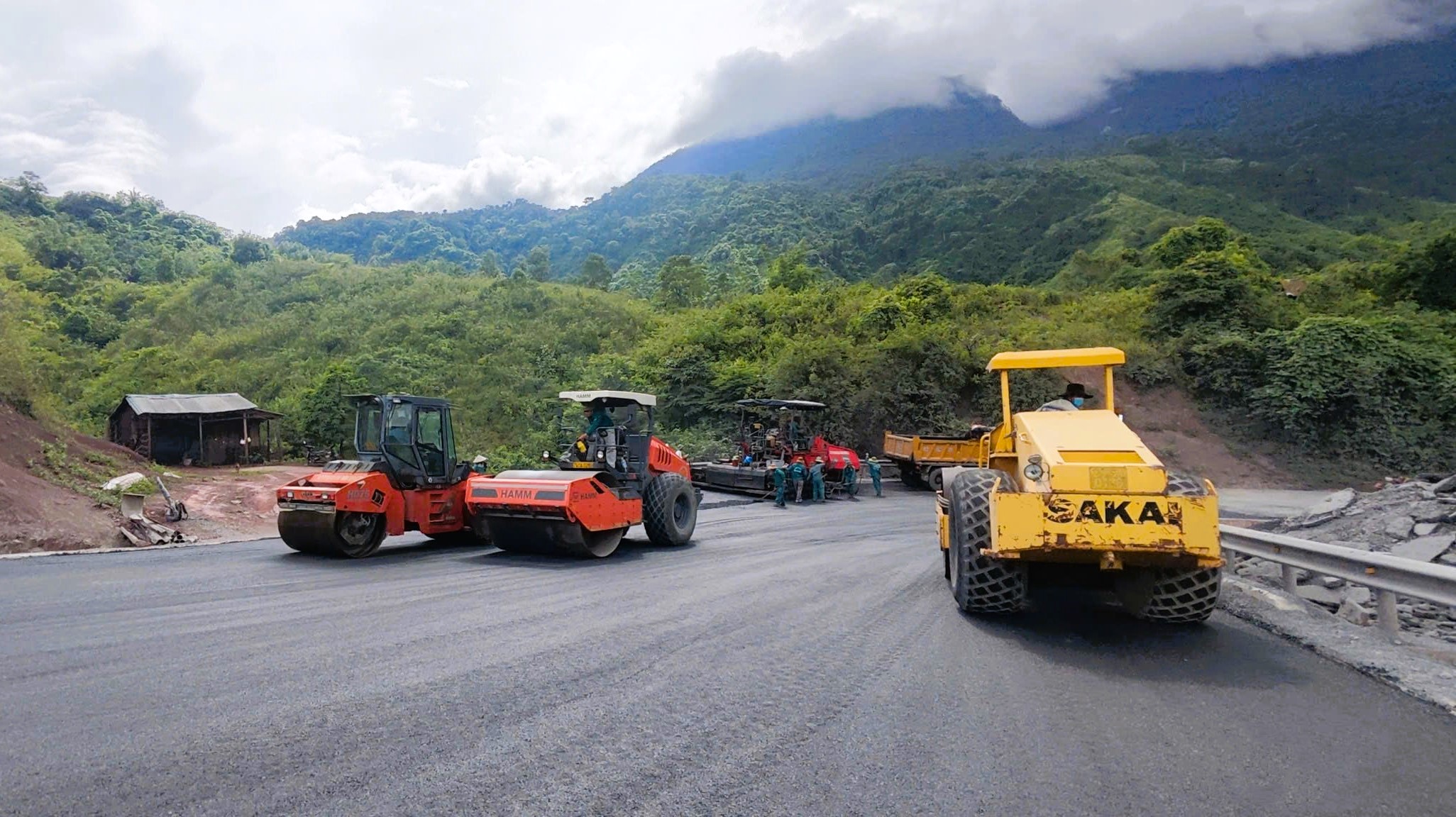 "Chạy nước r&uacute;t" cải tạo 11 vị tr&iacute; cong cua nguy hiểm tr&ecirc;n QL15D l&ecirc;n cửa khẩu La Lay- Ảnh 1.